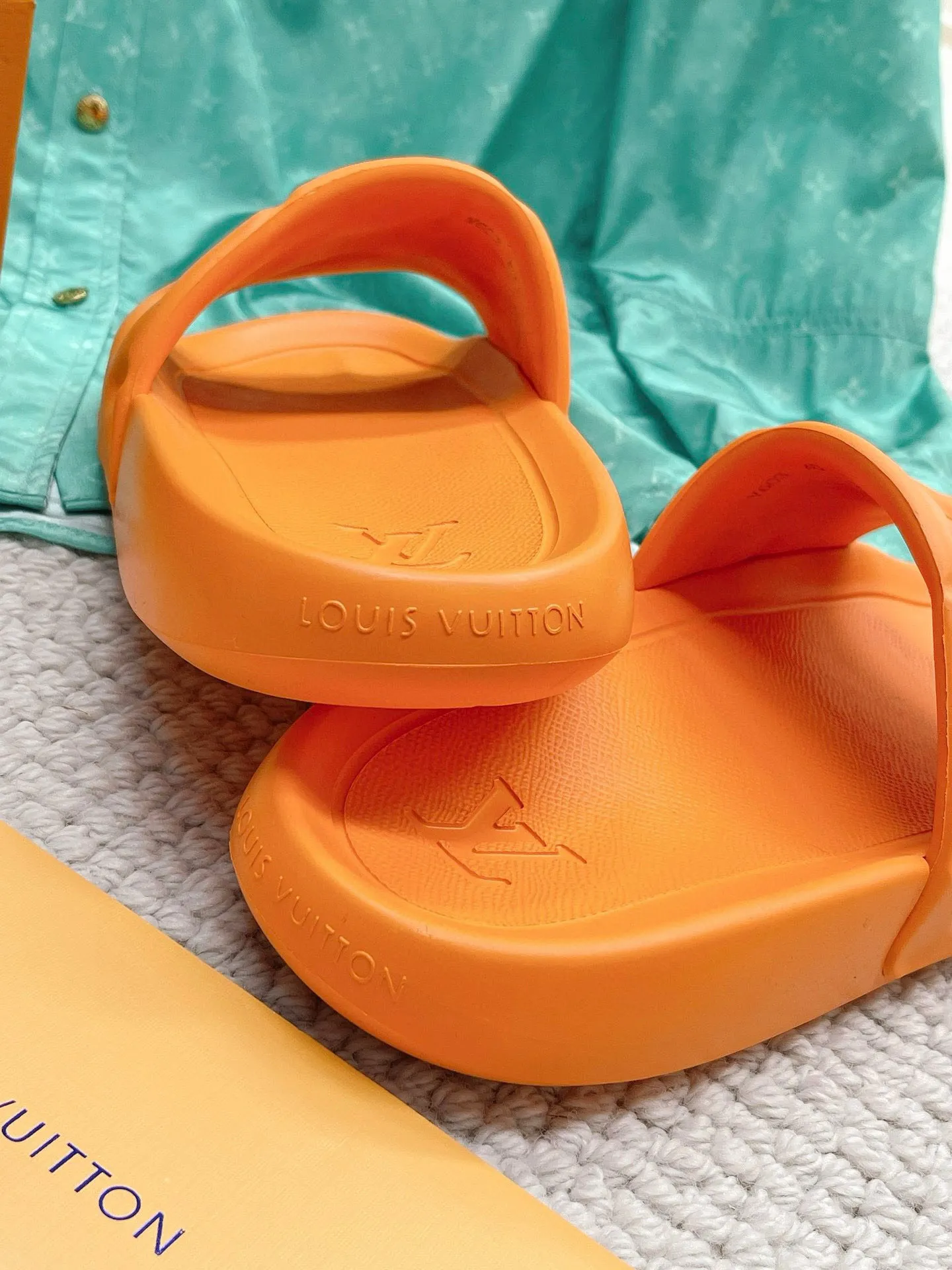 Factory price: 260💰【𝐋𝐕 Slippers】▪️Shoe size: Men's 38-45 ▪️Packaging: Counter top quality~original packaging 𝟐𝟎𝟐3 Louis Vuitton counter's new embossed slippers, L's monogram embossed slippers, Waterfront sandals are back, the upper buckle is embossed with LV's iconic Monogram pattern. Made of waterproof rubber with a comfortable and resilient insole. The lightweight, flexible outsole is embossed with the Louis Vuitton logo. ▪️Fabric: Original molded rubber foam surface ▪️Technology: embossed logo ▪️Sole: Original molded rubber foam outsole ▪️Sole thickness: 3CM.